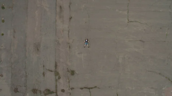 Один Человек Лежит Тротуаре Вид Высоты — стоковое фото