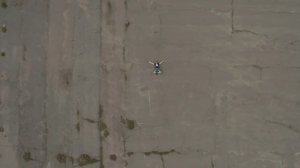 Один Человек Лежит Тротуаре Вид Высоты — стоковое фото