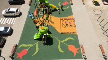 Sokakta bir yükseklikten çocuk oyun alanı.