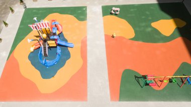 Sokakta bir yükseklikten çocuk oyun alanı.