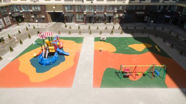 Sokakta bir yükseklikten çocuk oyun alanı.