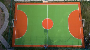 Yüksek evler arasında futbol sahası.