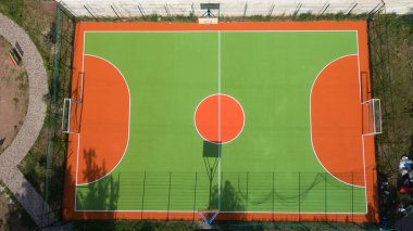 Yüksek evler arasında futbol sahası.