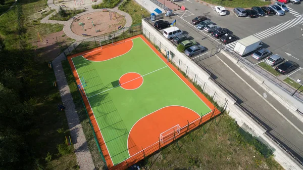 Campo Fútbol Entre Casas Altas — Foto de Stock