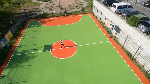 Campo Fútbol Entre Casas Altas — Foto de Stock