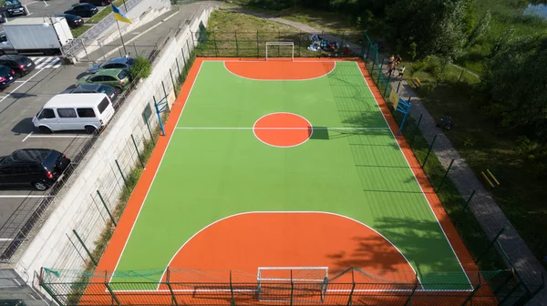 Campo Fútbol Entre Casas Altas — Foto de Stock