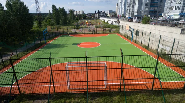 Campo Fútbol Entre Casas Altas —  Fotos de Stock