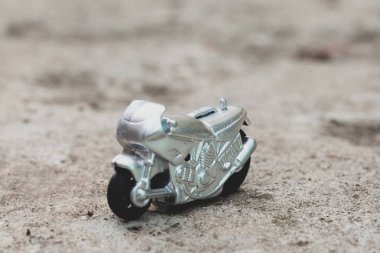 Küçük oyuncak gri spor bisiklet.