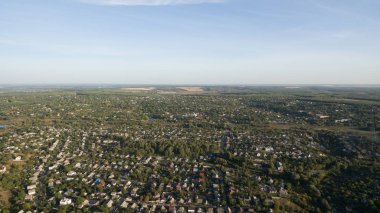 Yeşil orman ve yüksek ağaçlar.