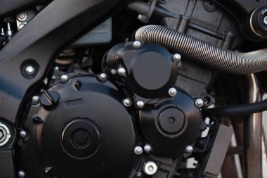 Sokakta şık siyah spor bisikleti.