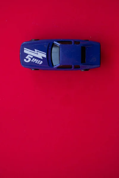 Foto Coche Juguete Sobre Fondo Rojo — Foto de Stock