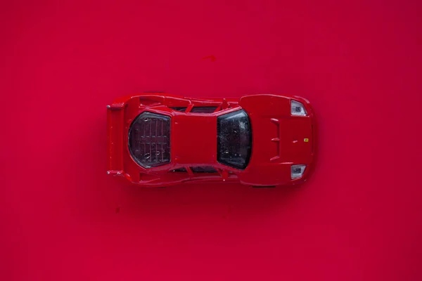 Foto Eines Spielzeugautos Auf Rotem Hintergrund — Stockfoto