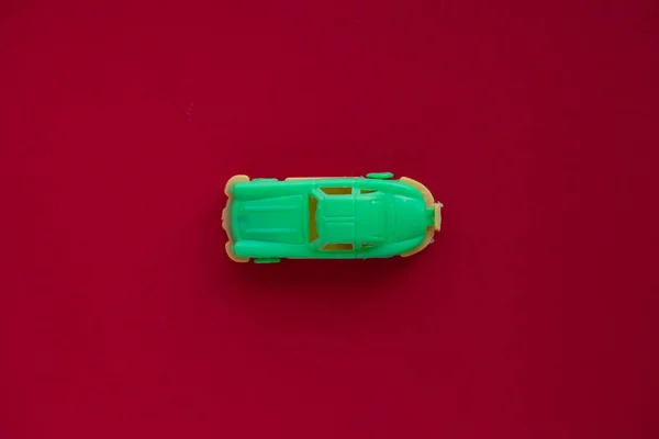 Фото Игрушечного Автомобиля Красном Фоне — стоковое фото