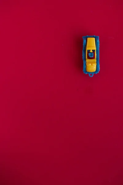 Foto Carro Brinquedo Fundo Vermelho — Fotografia de Stock