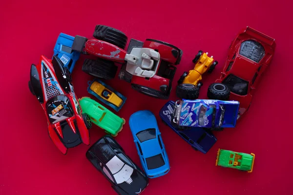 Foto Eines Spielzeugautos Auf Rotem Hintergrund — Stockfoto