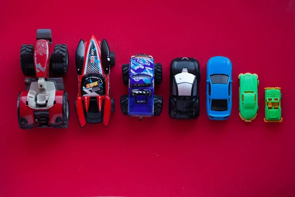 Zdjęcie Samochodu Zabawki Czerwonym Tle — Zdjęcie stockowe