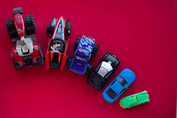 红色背景的玩具车照片 — 图库照片