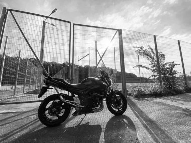 Yolda siyah bir motosiklet..