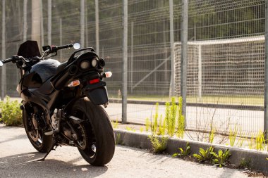 Yolda siyah bir motosiklet..