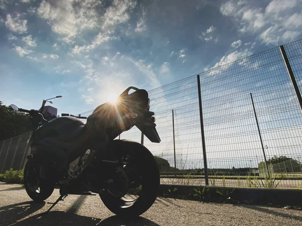 Schwarzes Motorrad Auf Der Straße — Stockfoto