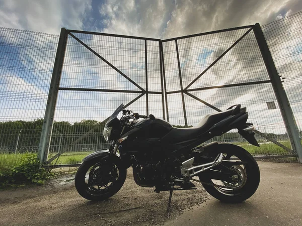 Schwarzes Motorrad Auf Der Straße — Stockfoto