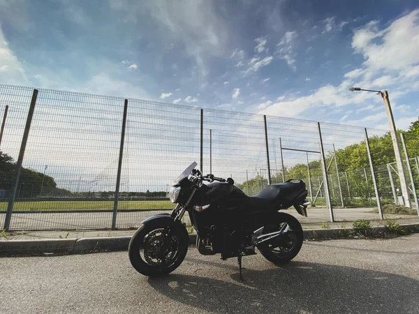 Schwarzes Motorrad Auf Der Straße — Stockfoto