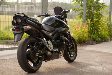 Yolda siyah bir motosiklet..