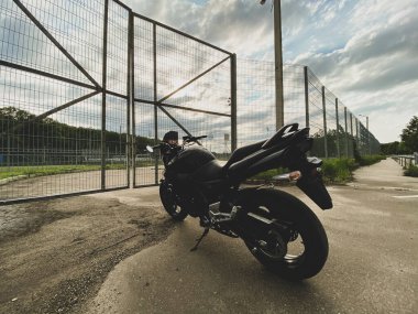 Siyah motosiklet, caddeye yakın çekim..
