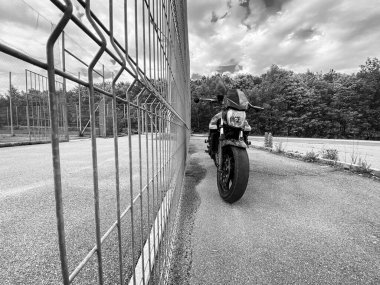 Siyah motosiklet, caddeye yakın çekim..