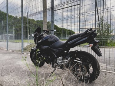 Siyah motosiklet, caddeye yakın çekim..