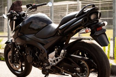 Siyah motosiklet, caddeye yakın çekim..