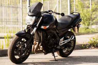 Siyah motosiklet, caddeye yakın çekim..