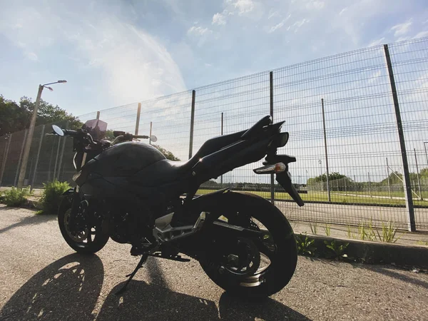 Schwarzes Motorrad Nahaufnahme Auf Der Straße — Stockfoto