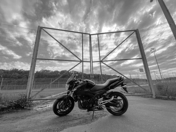 Negro Motocicleta Primer Plano Calle — Foto de Stock
