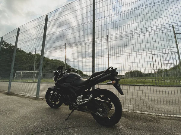 Schwarzes Motorrad Nahaufnahme Auf Der Straße — Stockfoto
