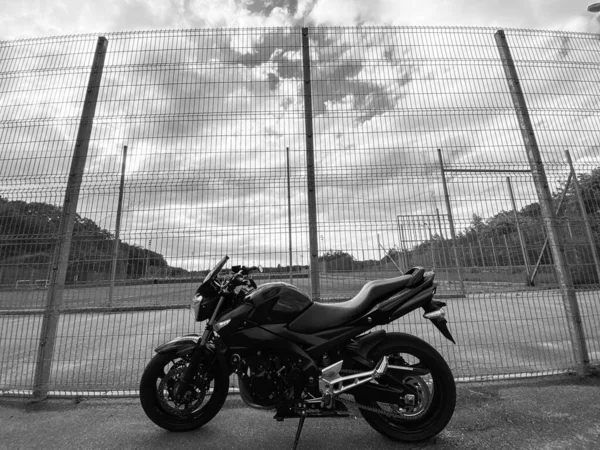 Negro Motocicleta Primer Plano Calle — Foto de Stock