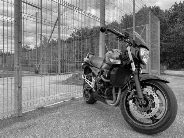 Μαύρη Μοτοσικλέτα Γκρο Πλαν Στο Δρόμο — Φωτογραφία Αρχείου