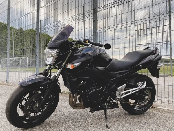 Schwarzes Motorrad Nahaufnahme Auf Der Straße — Stockfoto