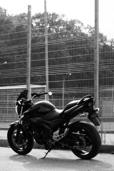 街上的黑色摩托车特写 — 图库照片