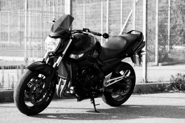 Motociclo Nero Primo Piano Sulla Strada — Foto Stock