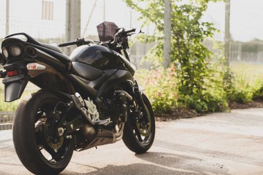 Siyah motosiklet, caddeye yakın çekim..