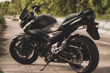 Siyah motosiklet, caddeye yakın çekim..