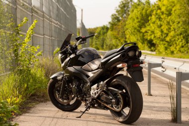 Siyah motosiklet, caddeye yakın çekim..