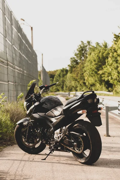 Schwarzes Motorrad Nahaufnahme Auf Der Straße — Stockfoto