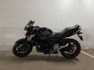 Siyah motosiklet yeraltı otoparkında..