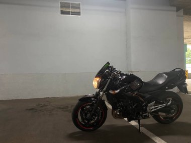 Siyah motosiklet yeraltı otoparkında..