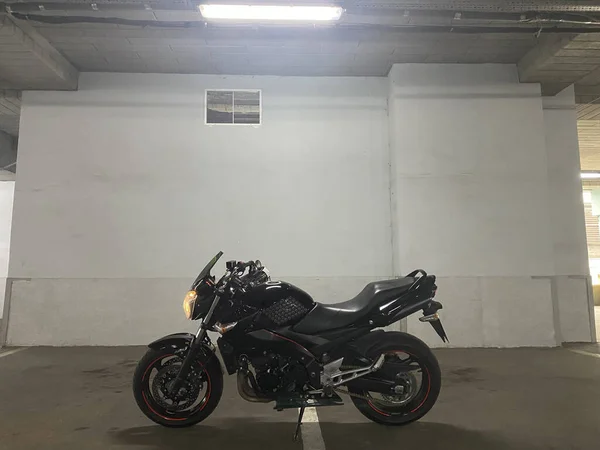 Czarny Motocykl Parkingu Podziemnym — Zdjęcie stockowe