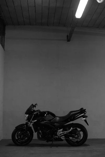 Zwarte Motorfiets Ondergrondse Parking — Stockfoto