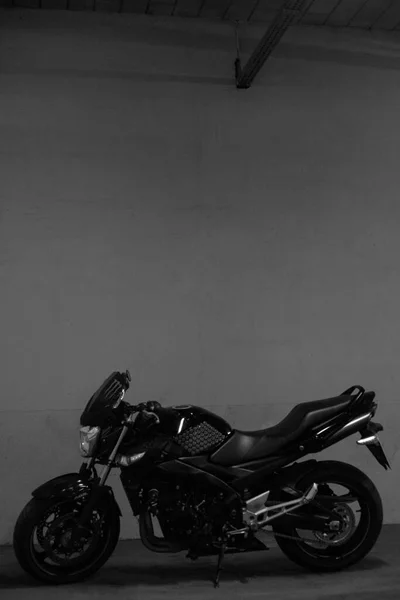 Μαύρη Μοτοσικλέτα Στο Υπόγειο Πάρκινγκ — Φωτογραφία Αρχείου