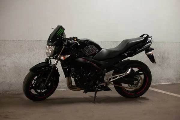 Чорний Мотоцикл Підвальній Парковці — стокове фото